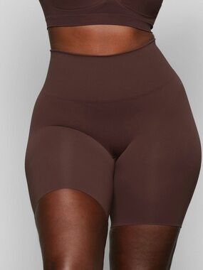 High-Waist Shaping Shorts in Deep Brown